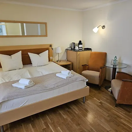 Rose Hotel *